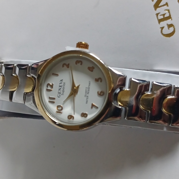 Brand new 2 watch comes with box special ✨️ - Picture 4 of 9